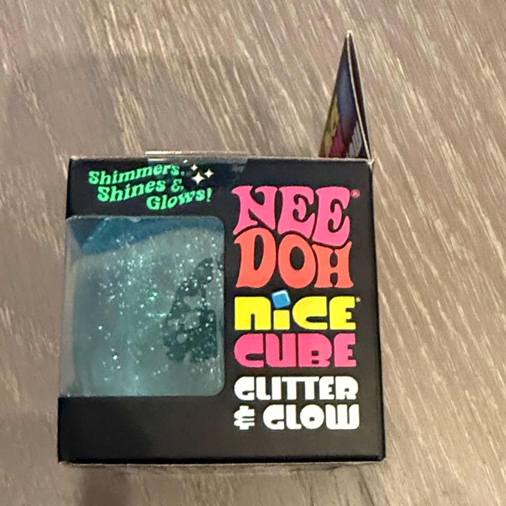 Nice Cube Glitter & Glow Super Solid Squish - Blue - Picture 5 of 6
